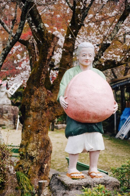 桃太郎神社　おばあさん