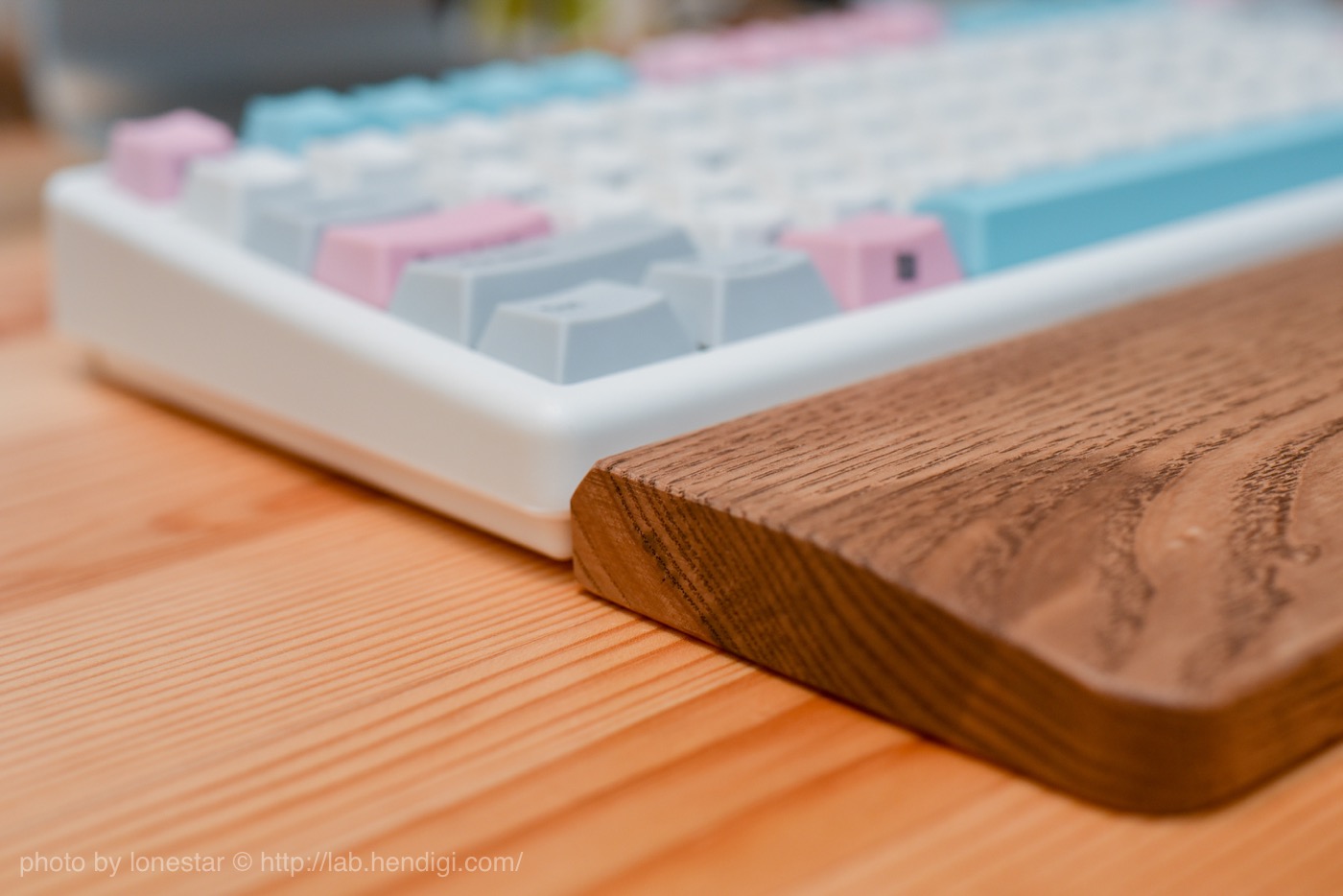 レビューFILCOのウッドパームレストSをNiZのPlum75キーボード用に購入！木製パームレストは最高の使い心地！