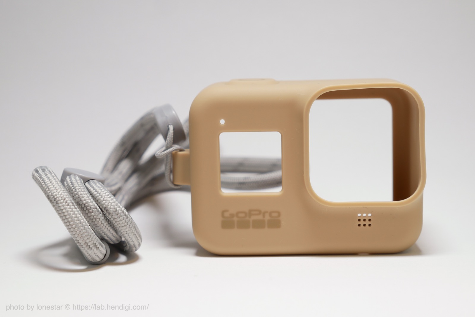 GoPro HERO8のスリーブランヤードは装着したまま自撮り棒が使えて便利 