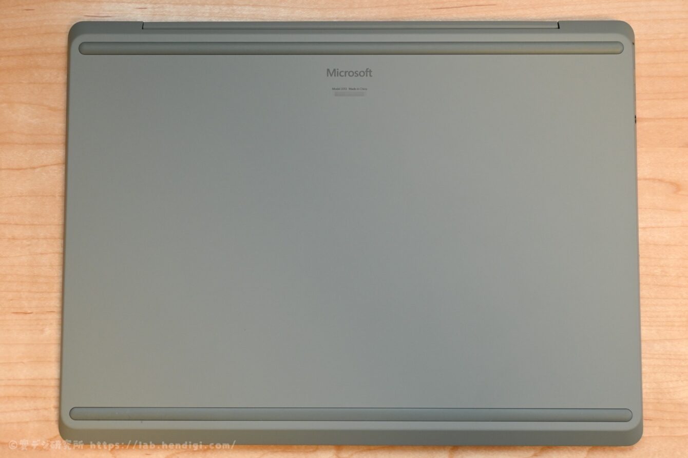 Surface Laptop Go 2 セージ　裏面